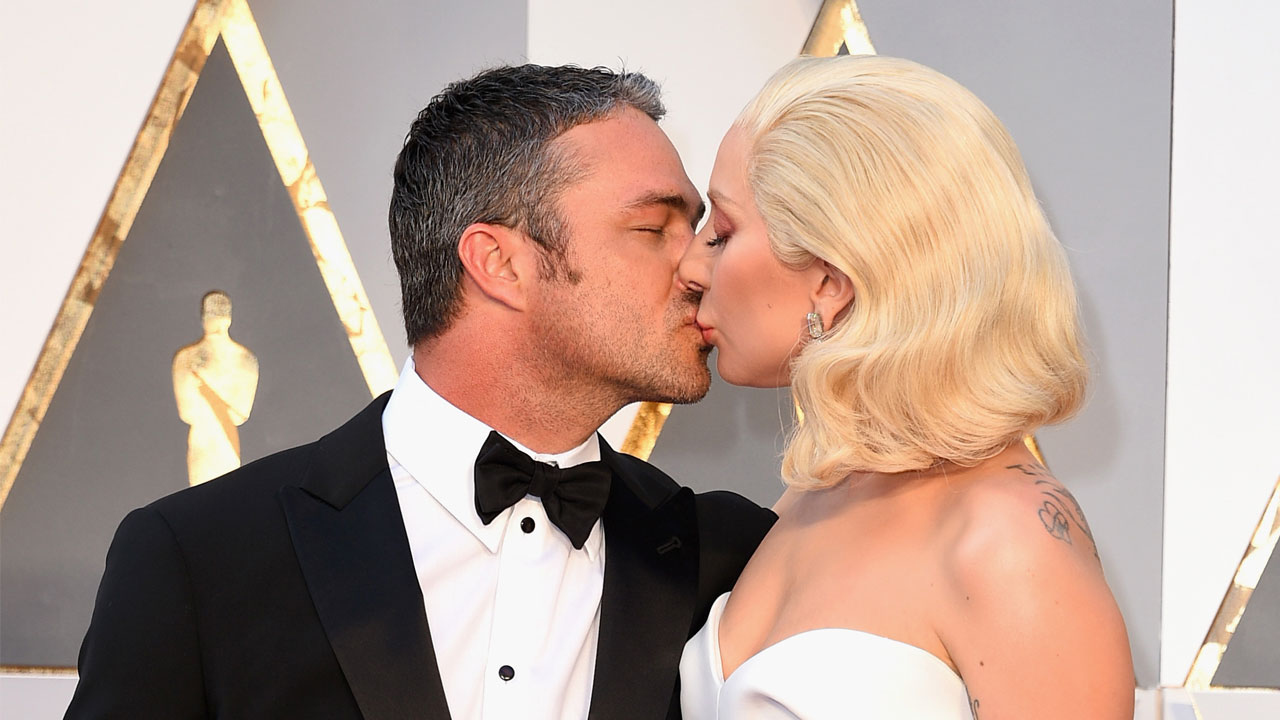 1280_lady_gaga_taylor_kinney_kiss_512919408.jpg (1280×720)