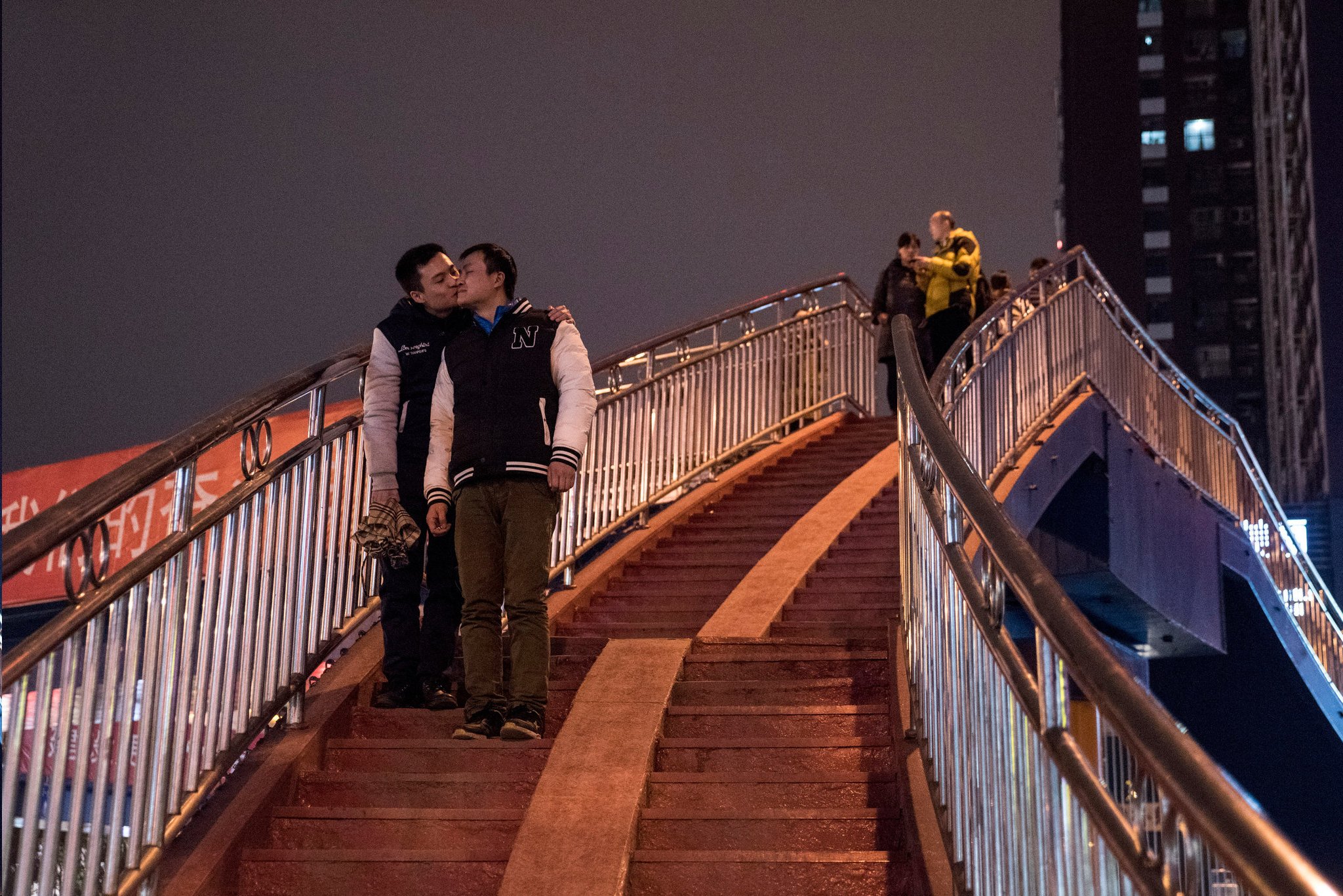 a_gay_kiss_in_china.jpg (2048×1367)