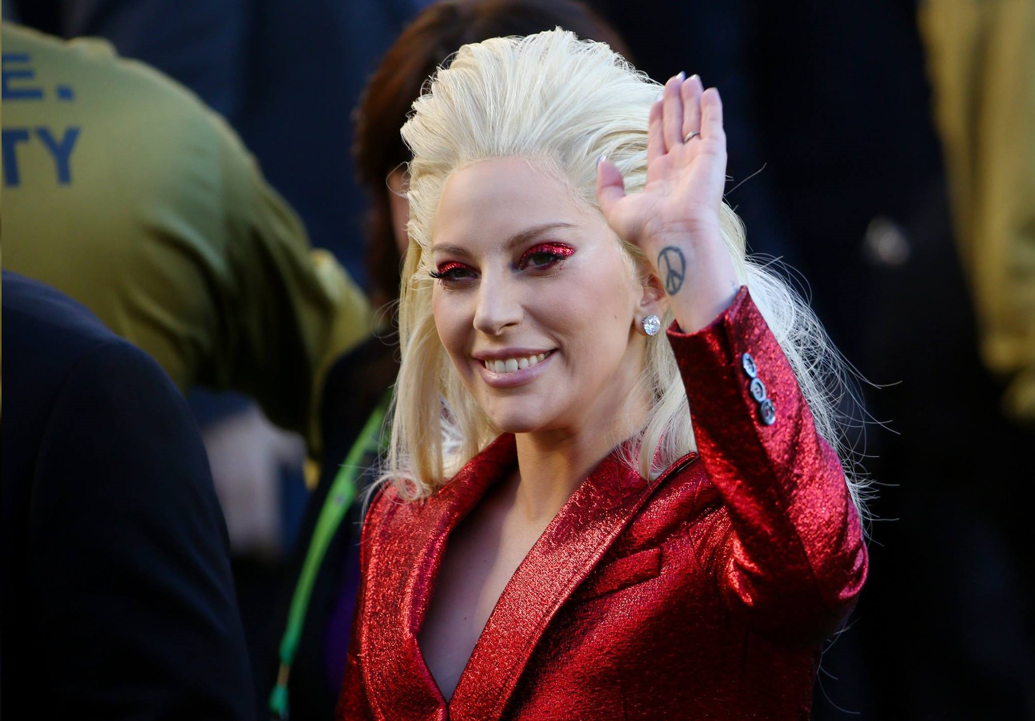 gaga_super4.jpg (2048×1428)