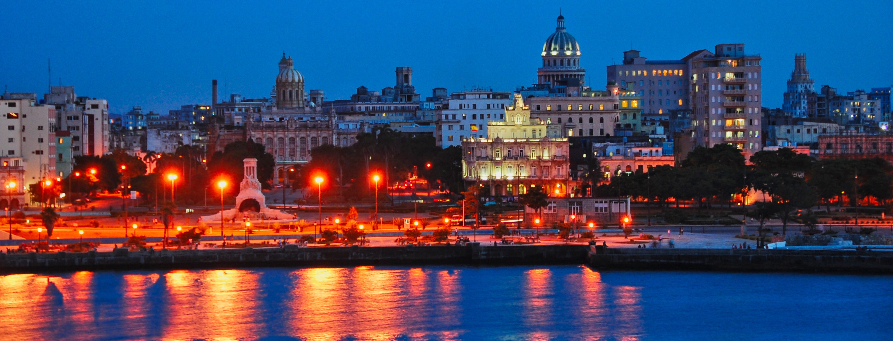 habana_vieja_de_noche.jpg (3008×1151)