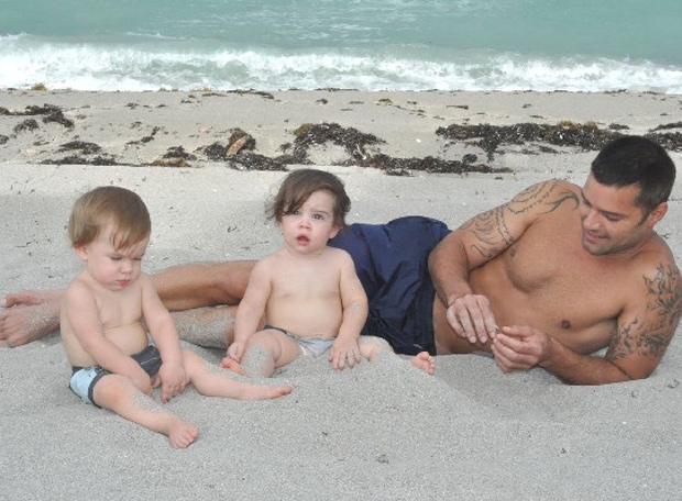 ricky-martin-hijos-playa.jpg (620×456)