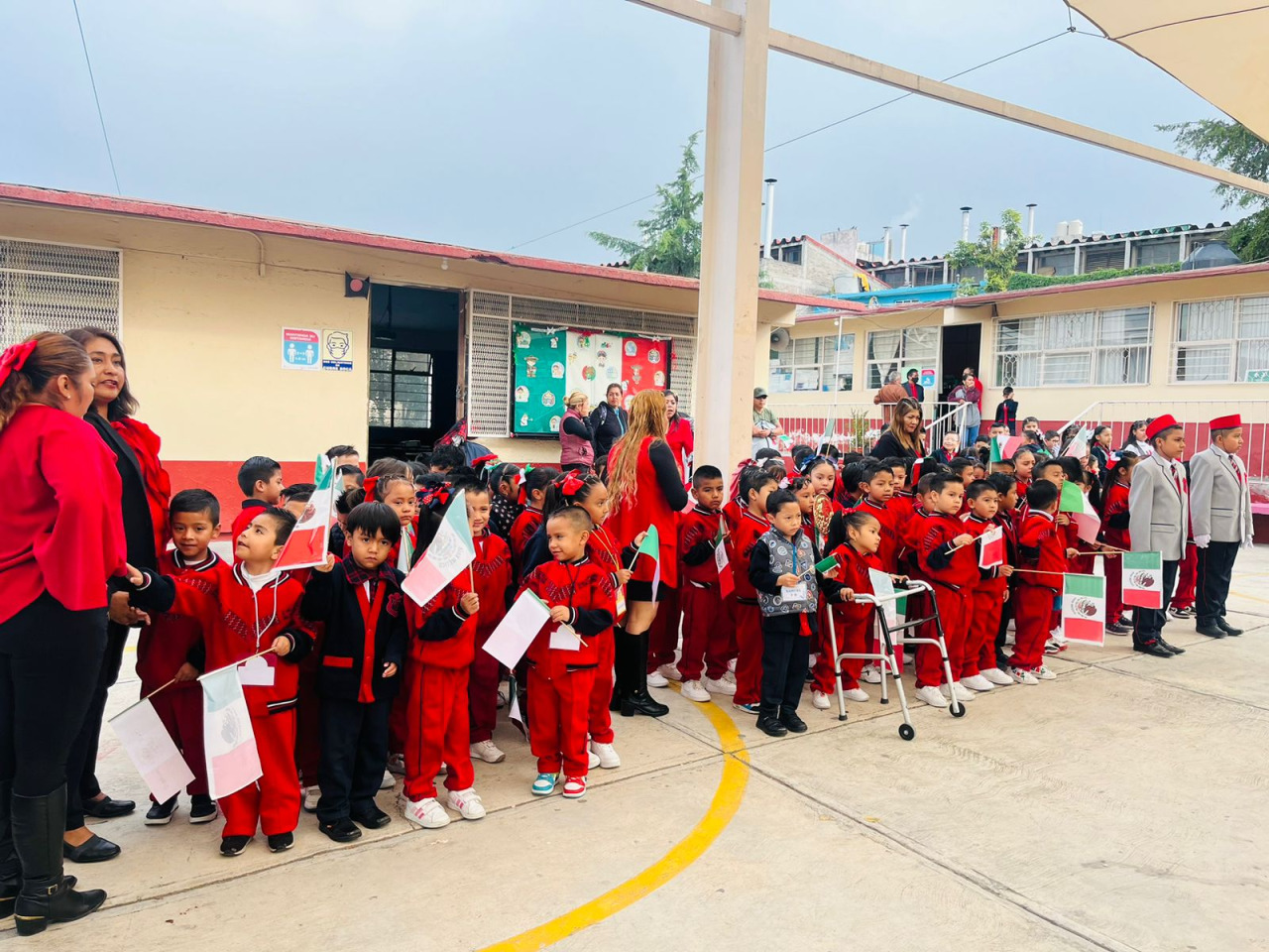 Se llevo a cabo el acto cívico conjuntamente con la reseña histórica y el grito de viva mexico