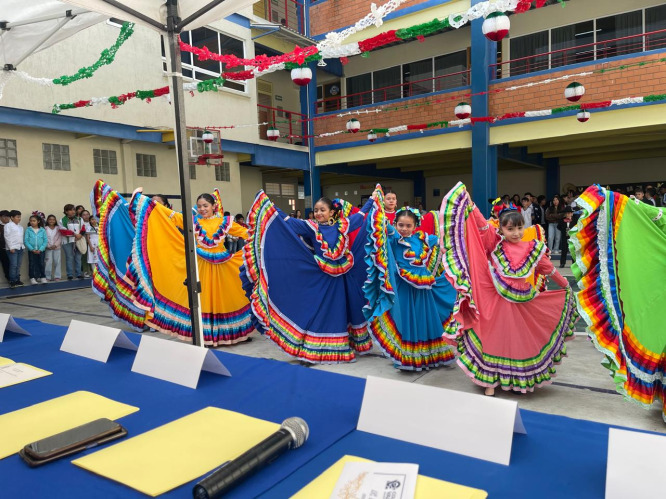 Los estudiantes realizaron una representación histórica y un colorido bailable, reforzando el sentido de unidad y patrio