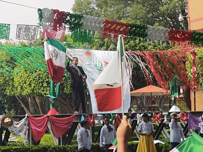 En el Colegio Guadalupe Tulpetlac, se realizó la ceremonia cívica conmemorativa al 214 aniversario del inicio de la inde