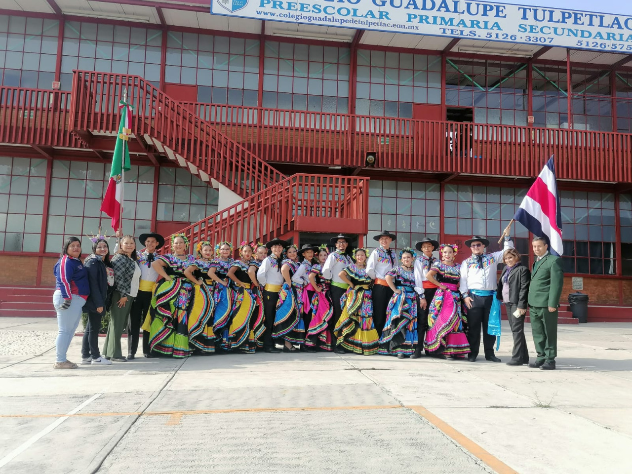 FOTOGRAFIA  COMPAÑIA DE BAILE DE COSTA RICA Y LA SUPERVISORA  DE LA ZONA ESC. 56