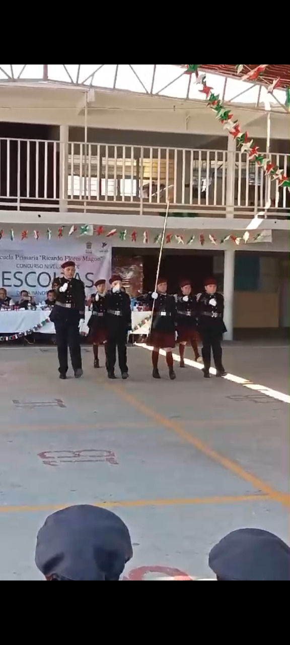 Los alumnos de la escolta participando con entusiasmo